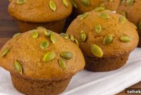 Fluffy Pumpkin Pie Muffins with Cinnamon Streusel