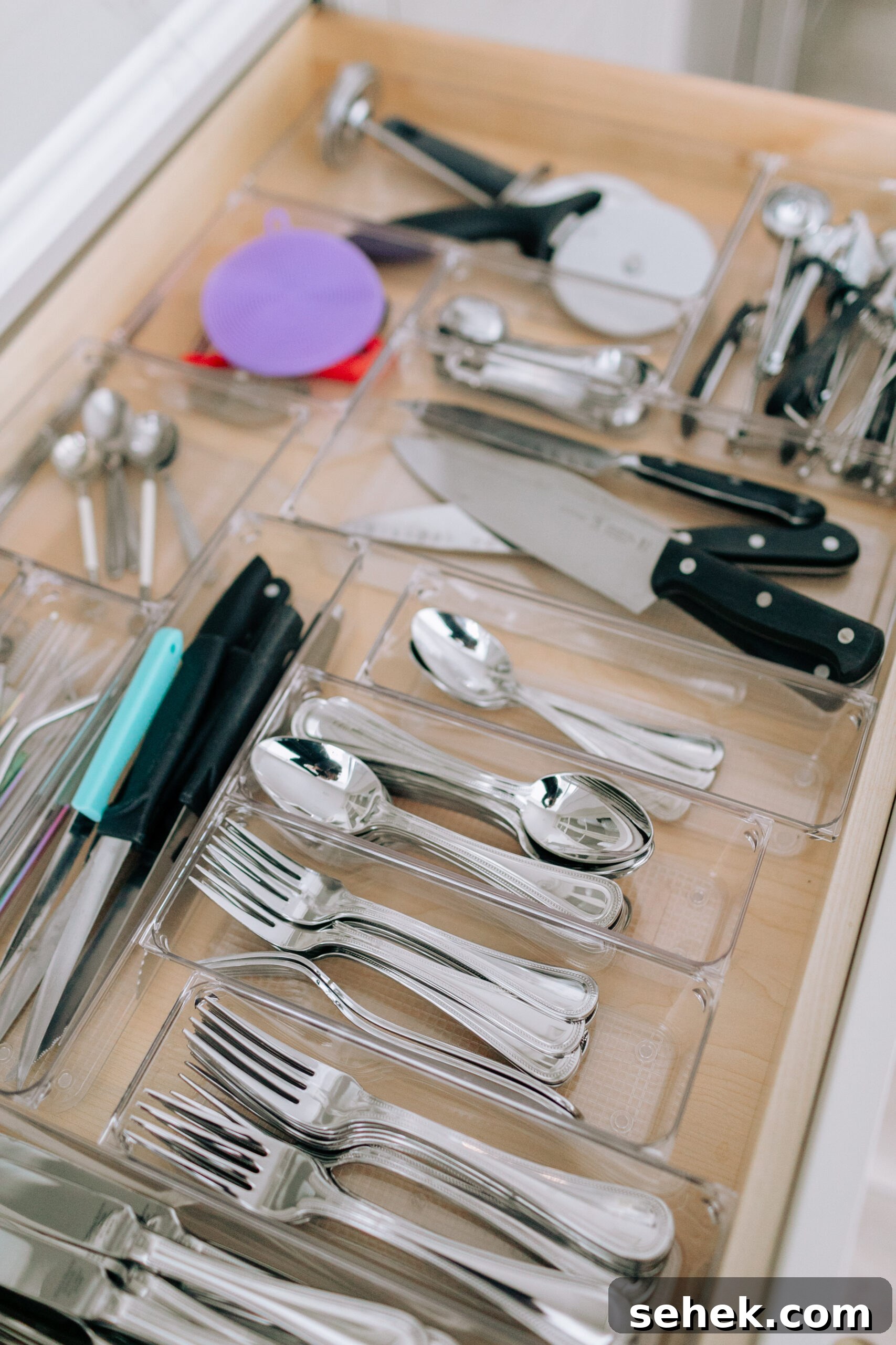 Kitchen Organization Guide: Smart Tips for a Tidy Kitchen 4 Clear drawer organization in a kitchen drawer