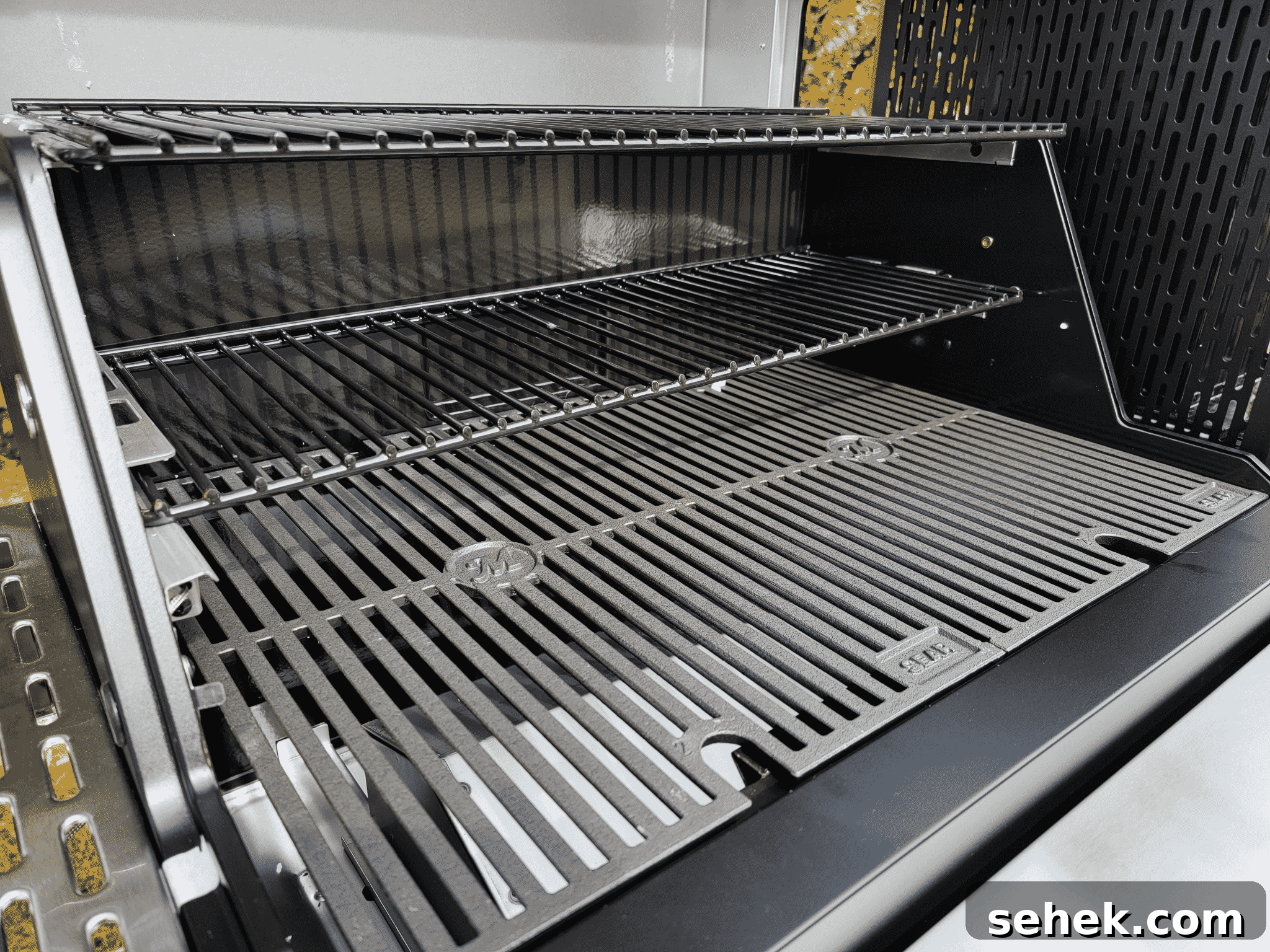 Masterbuilt Gravity Series Grill Review: Performance, Features & Verdict 4 masterbuilt gravity grill showing grates with lid open