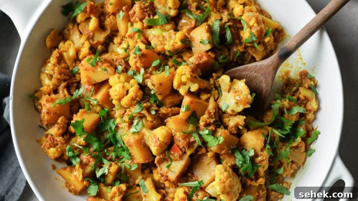 Cauliflower and Potato Curry (Aloo Gobi Recipe)